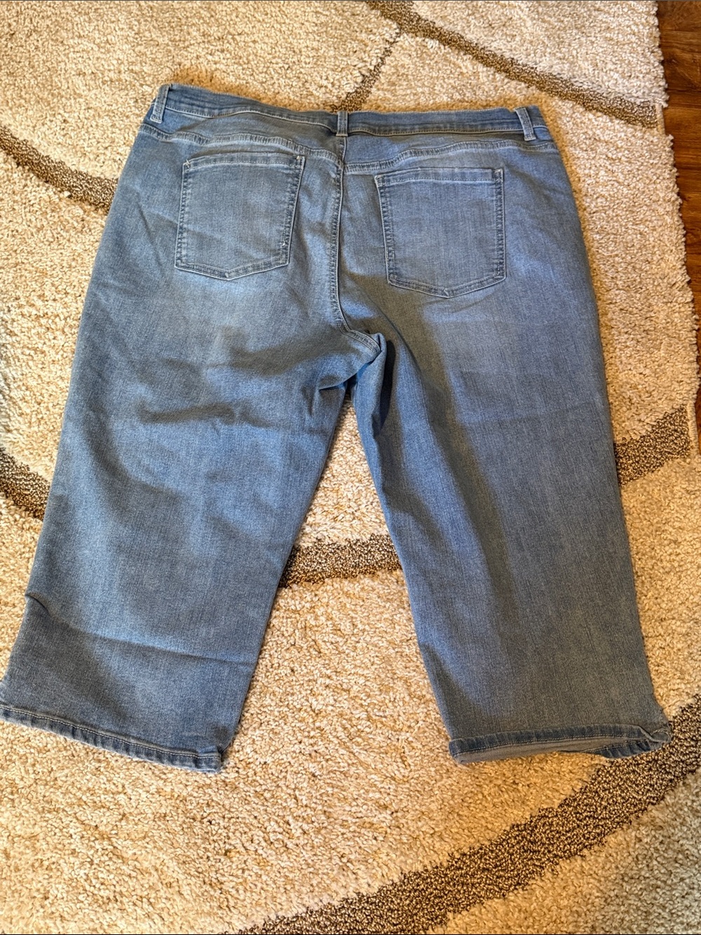 Women’s Light Blue Denim Capri Jeans - Picture 2 of 3